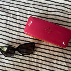 KATE SPADE SUNGLASSES 🖤